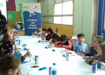 Leite, froita e pan forman un almorzo educativo para estudantes de Moaña