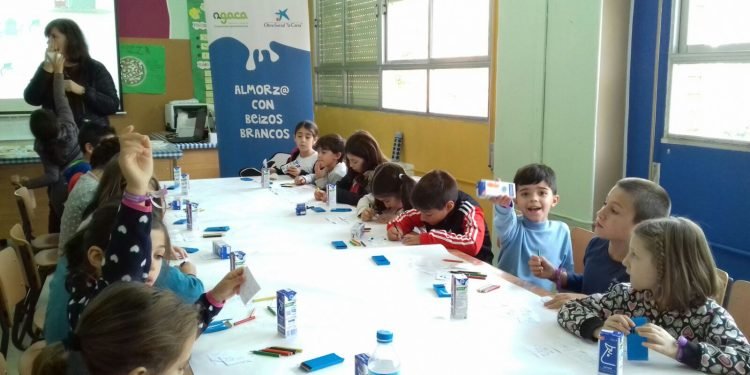 Leite, froita e pan forman un almorzo educativo para estudantes de Moaña