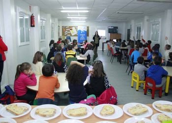 Leite, froita e pan forman un almorzo educativo para cincuenta estudantes de Lugo