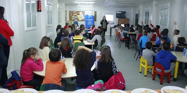 Leite, froita e pan forman un almorzo educativo para cincuenta estudantes de Lugo