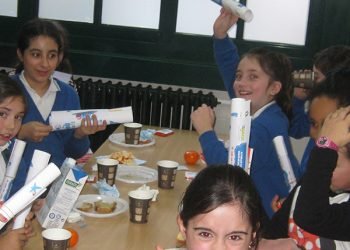 AGACA e “la Caixa” reparten máis almorzos sans entre escolares coruñeses