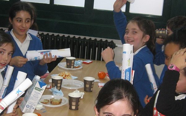 AGACA e “la Caixa” reparten máis almorzos sans entre escolares coruñeses