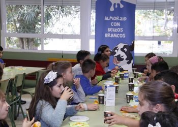 AGACA e Obra Social “la Caixa” reparten almorzos sans entre escolares de Vilaxoán