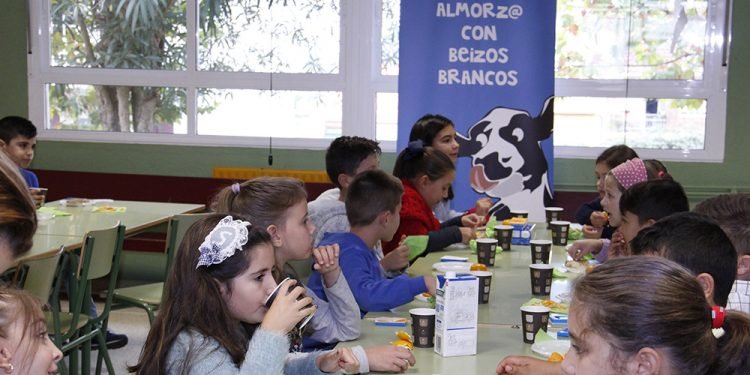 AGACA e Obra Social “la Caixa” reparten almorzos sans entre escolares de Vilaxoán