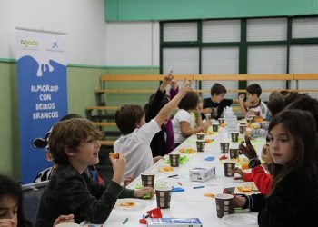 “Almorz@ con Beizos Brancos” leva a aulas de Santiago alimentos para comezar comezar o día sans