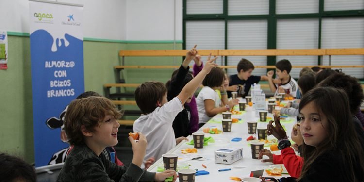 “Almorz@ con Beizos Brancos” leva a aulas de Santiago alimentos para comezar comezar o día sans