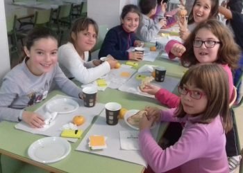 Estudantes de Vigo aprenden sobre nutrición sa con “Almorz@ con Beizos Brancos”