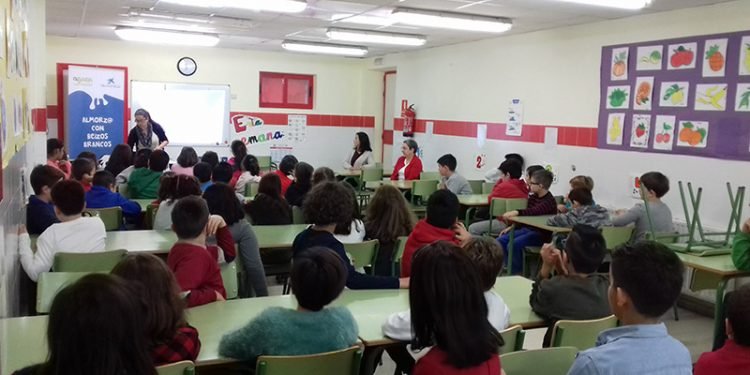 Estudantes de Ourense proban alimentos sans con “Almorz@ con Beizos Brancos”