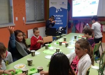Leite, froita e pan forman un almorzo educativo para o alumnado do CEIP As Bizocas
