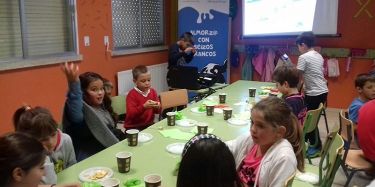 Leite, froita e pan forman un almorzo educativo para o alumnado do CEIP As Bizocas