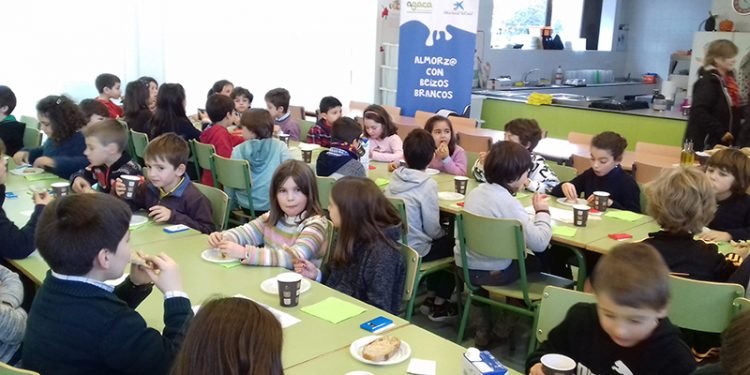 Cincuenta estudantes do Pío XII proban almorzos sans con Obra Social “la Caixa”