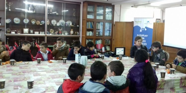 Leite, froita e pan forman un alumno educativo para o alumnado do CRA de Rianxo