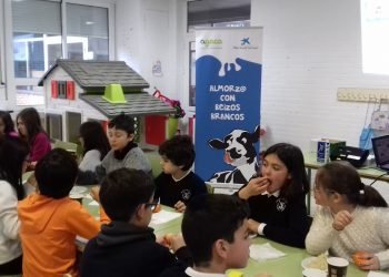 Cincuenta estudantes de Portonovo aprenden sobre nutrición con Obra Social “la Caixa” e AGACA