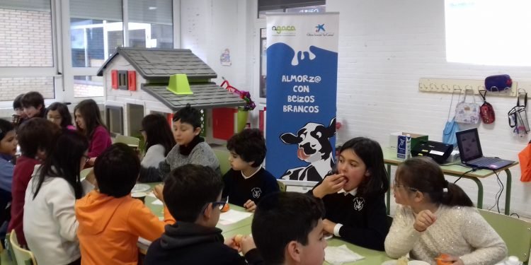 Cincuenta estudantes de Portonovo aprenden sobre nutrición con Obra Social “la Caixa” e AGACA