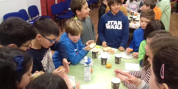 Estudantes de Sigüeiro aprenden a almorzar saudablemente “con beizos brancos”