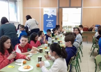 Leite, froita e pan forman para educar en nutrición sa a estudantes de Ourense
