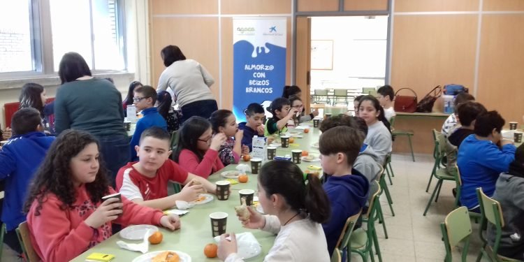 Leite, froita e pan forman para educar en nutrición sa a estudantes de Ourense