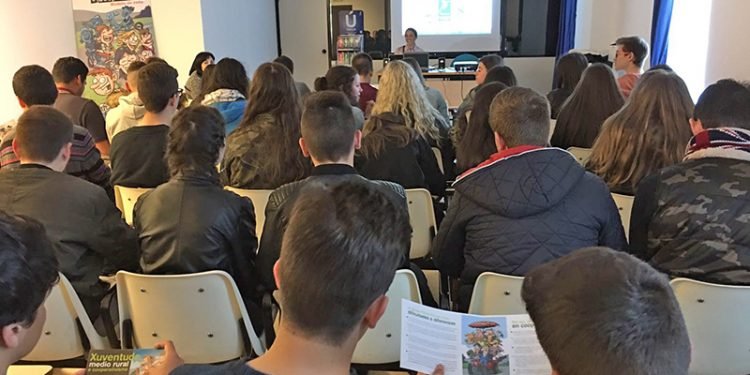 Feiraco e Rede Eusumo difunden o cooperativismo entre estudantes composteláns