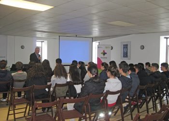 Rede Eusumo organiza un taller sobre cooperativismo para estudantes en Feiraco