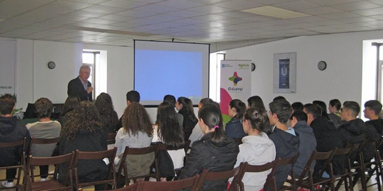 Rede Eusumo organiza un taller sobre cooperativismo para estudantes en Feiraco