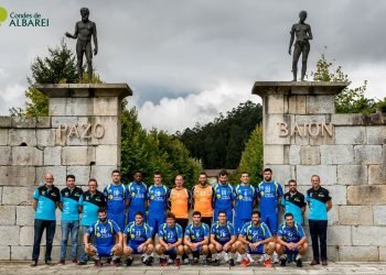 Xogadores do Teucro de balonmano arrincan a vendima en Pazo Baión