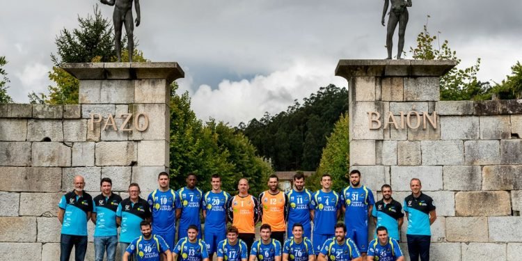 Xogadores do Teucro de balonmano arrincan a vendima en Pazo Baión