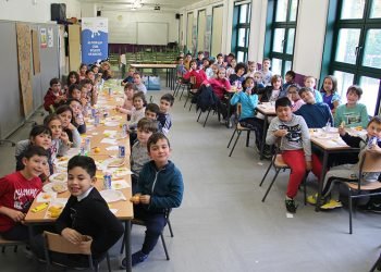 “Almorz@ con Beizos Brancos” arrinca en Compostela con 52 escolares
