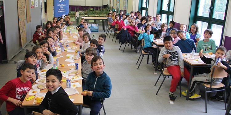 “Almorz@ con Beizos Brancos” arrinca en Compostela con 52 escolares