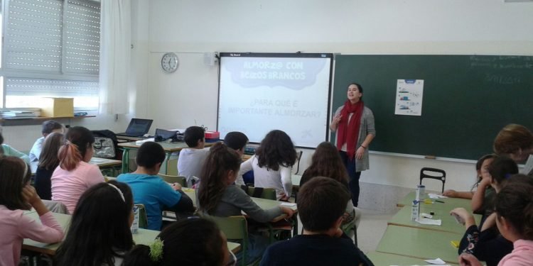 Cincuenta escolares do Ponte Sampaio aprenden sobre almorzos sans