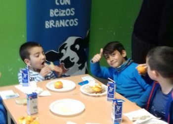“Almorz@ con Beizos Brancos” leva almorzos sas a 50 escolares ribeirenses