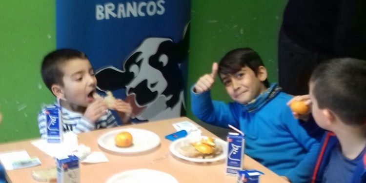 “Almorz@ con Beizos Brancos” leva almorzos sas a 50 escolares ribeirenses