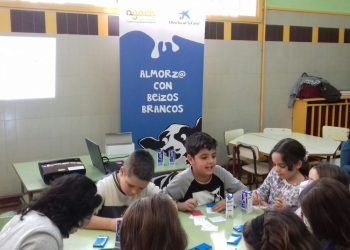 Leite, froita e pan forman un almorzo educativo para cincuenta estudantes de Lugo