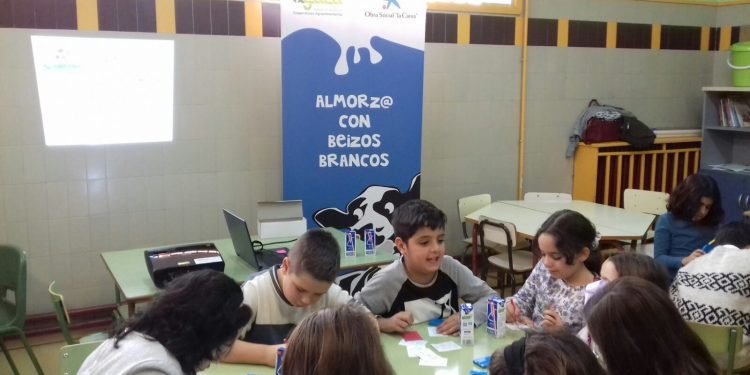 Leite, froita e pan forman un almorzo educativo para cincuenta estudantes de Lugo