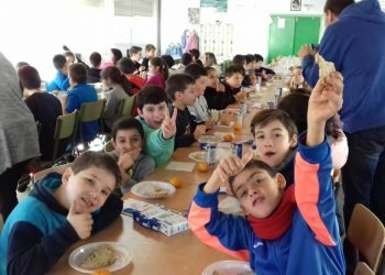 Estudantes de Cee proban alimentos sans con “Almorz@ con Beizos Brancos”