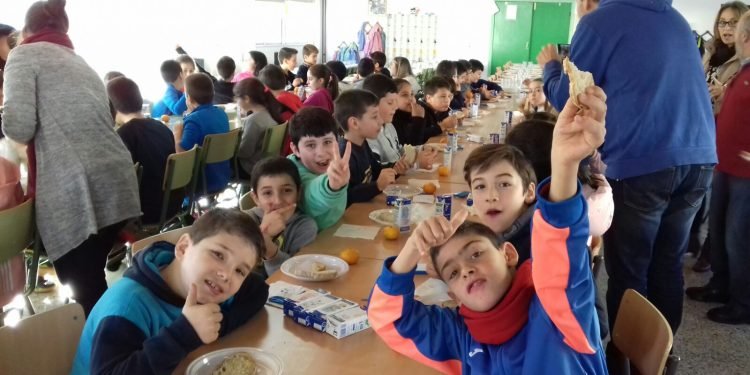 Estudantes de Cee proban alimentos sans con “Almorz@ con Beizos Brancos”