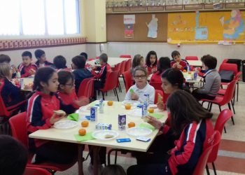 “Almorz@ con Beizos Brancos” leva almorzos sans a 50 escolares vigueses