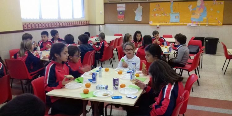 “Almorz@ con Beizos Brancos” leva almorzos sans a 50 escolares vigueses