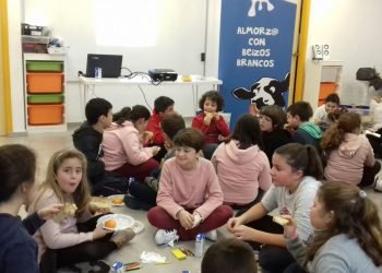 Estudantes das Covas aprenden a importancia do almorzo con AGACA e Obra Social “la Caixa”