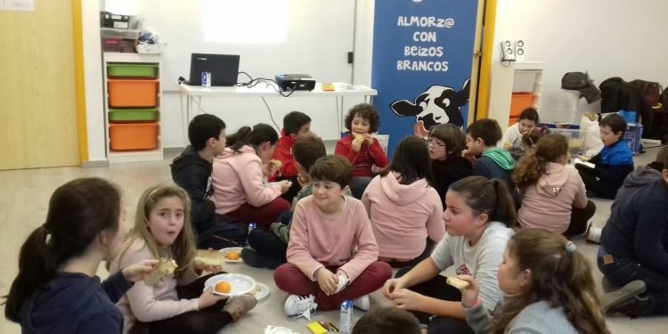 Estudantes das Covas aprenden a importancia do almorzo con AGACA e Obra Social “la Caixa”