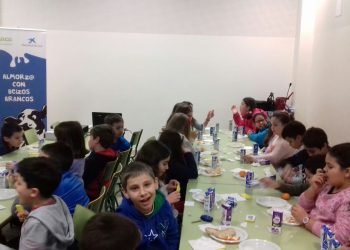 Estudantes de Valladares aprenden a importancia do almorzo con AGACA e Obra Social “la Caixa”