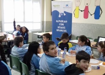 AGACA e Obra Social “la Caixa” levan almorzos sans a estudantes de Ourense