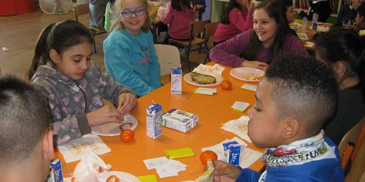 Estudantes de Noia aprenden a almorzar con AGACA e Obra Social “la Caixa”