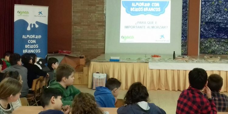Estudantes de Castrelo aprenderon a almorzar san con AGACA e Obra Social “la Caixa”