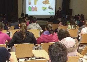 Multitudinaria charla sobre consumo alimentario responsable para estudantes en Salceda de Caselas