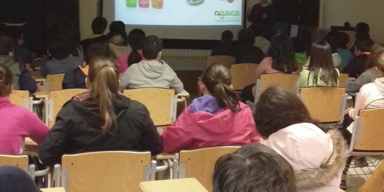 Multitudinaria charla sobre consumo alimentario responsable para estudantes en Salceda de Caselas
