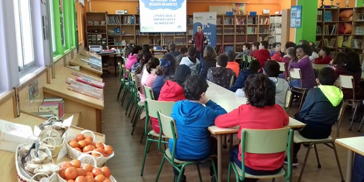 AGACA inculca a importancia do almorzo entre escolares de primaria en Boiro