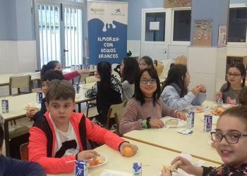 Este curso máis de 950 escolares aprenderon a almorzar con AGACA e Obra Social “la Caixa”