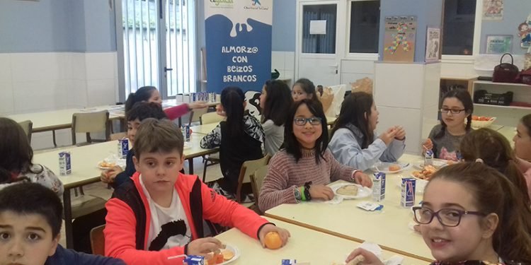 Este curso máis de 950 escolares aprenderon a almorzar con AGACA e Obra Social “la Caixa”