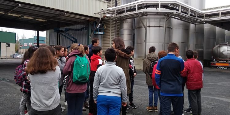 Os estudantes do Xoaquín Loriga visitan Dairylac para aprender cooperativismo