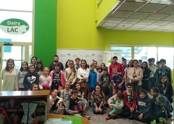 Cincuenta estudantes do Dr. López Suárez aprenden cooperativismo en Dairylac